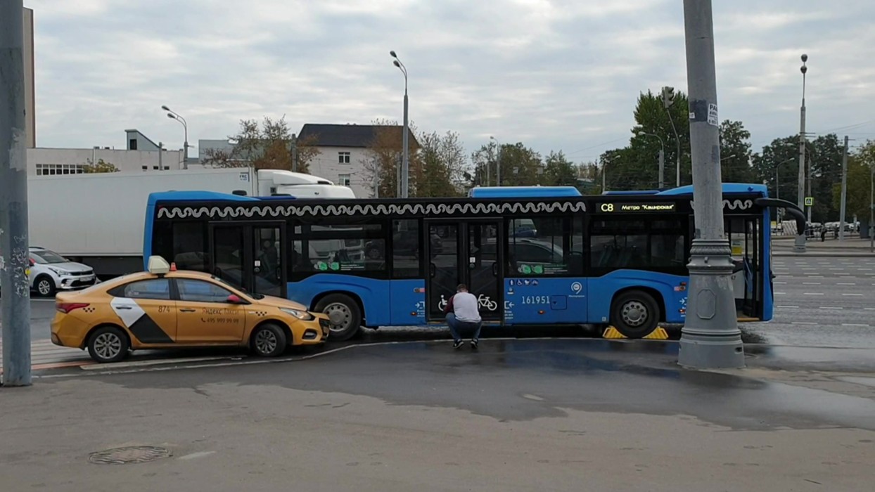 Два человека пострадали в аварии с автобусом в Лефортове