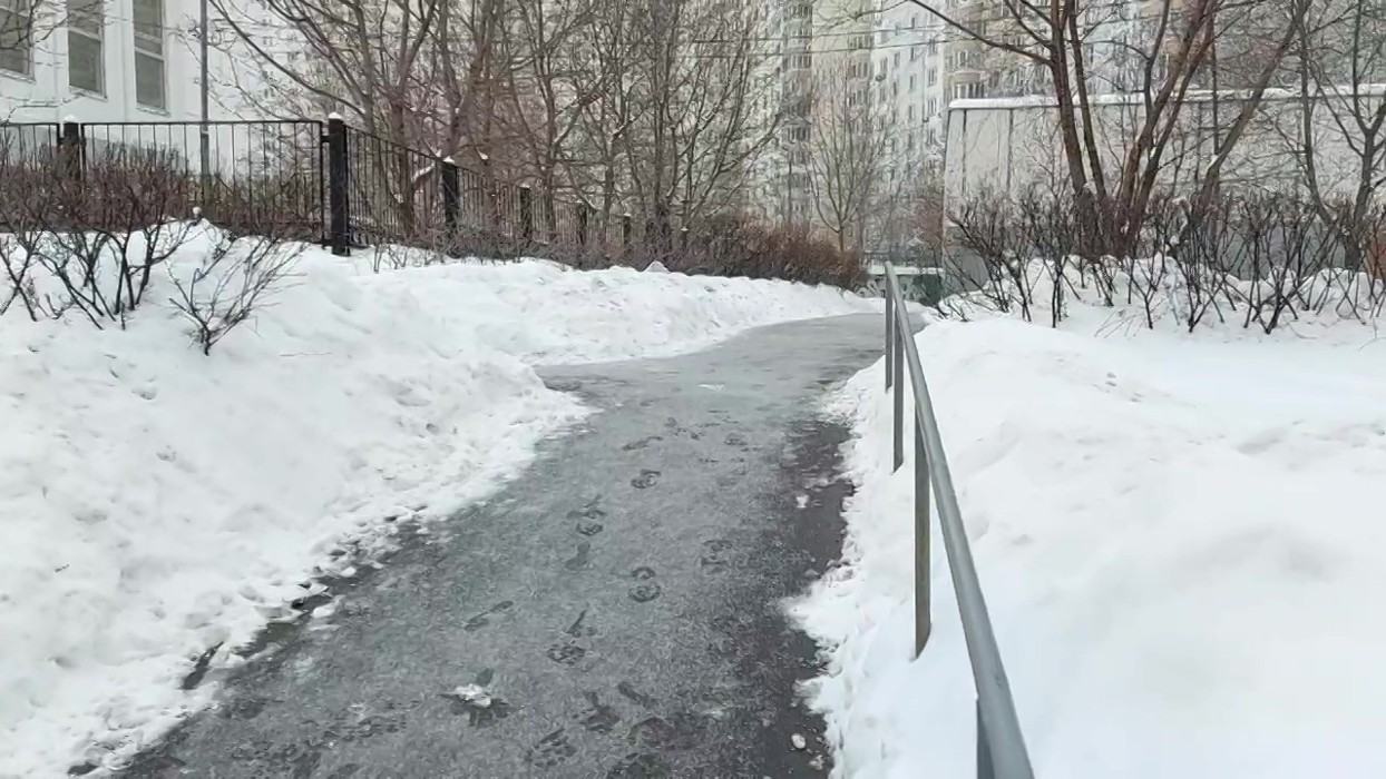Сколько мороз улица. Мороз на улице. Снег в Москве май 2017. Улица морозная 16. Снег на тротуарах Иваново.