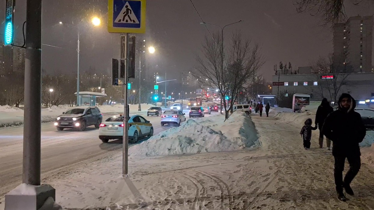 Сегодня снег вечером будет. Пустой эвакуатор Москва снег вечер. Букет роз на машине в снегопад вечером.