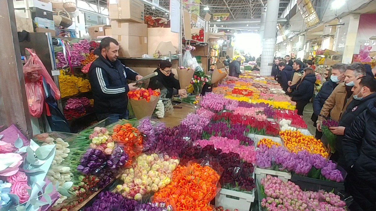 Сколько стоят тюльпаны на рынке. Рижский рынок хризантемы. Георгины Рижский рынок. Рижский рынок цветы. Цветочный рынок в Москве.
