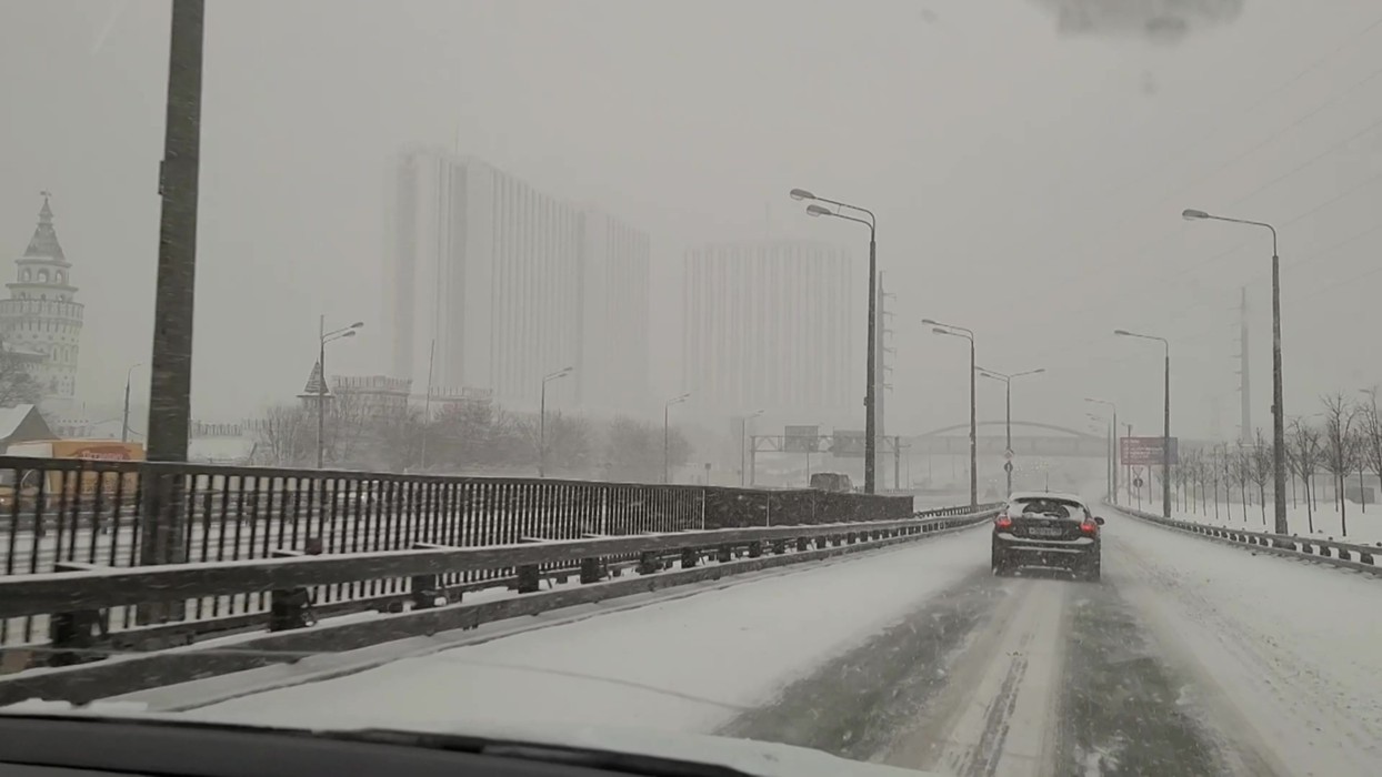 Сегодня снег вечером будет. Снег в Москве. Снегопад на МКАДЕ. Москва март снег. Сильный снегопад в Москве.