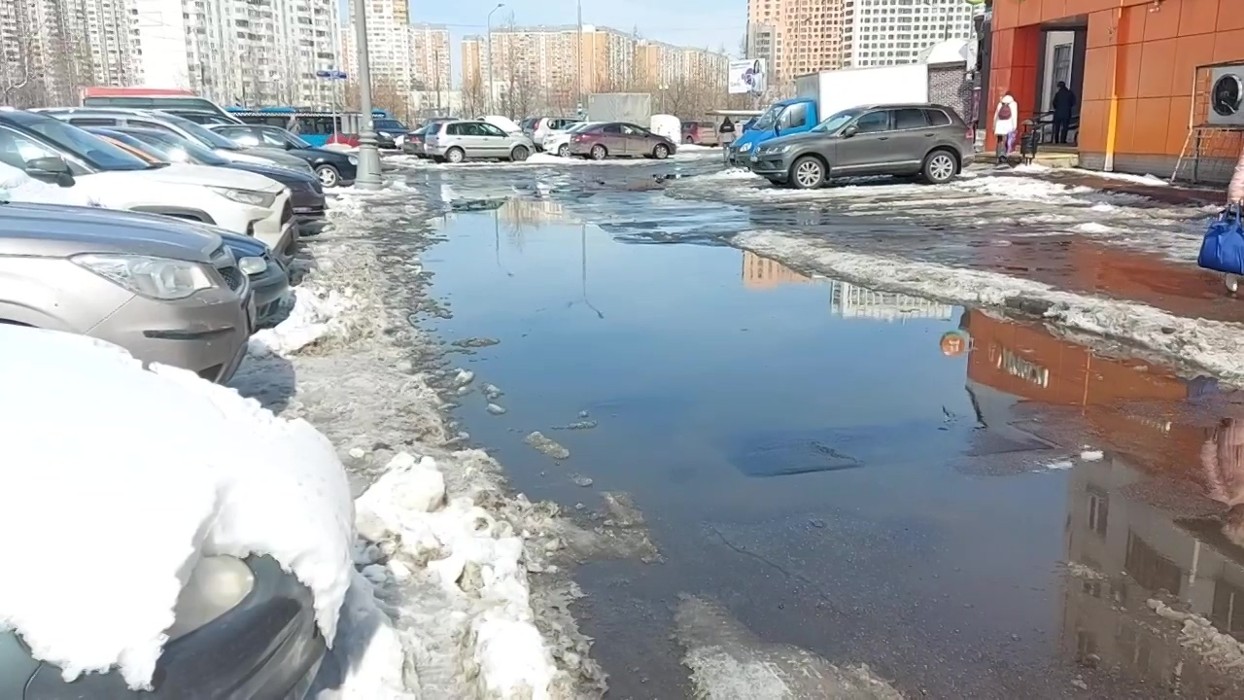 Аллергия на таяние снега. Весенние лужи. Таяние снега в Москве. Новосибирск центр тает снег.