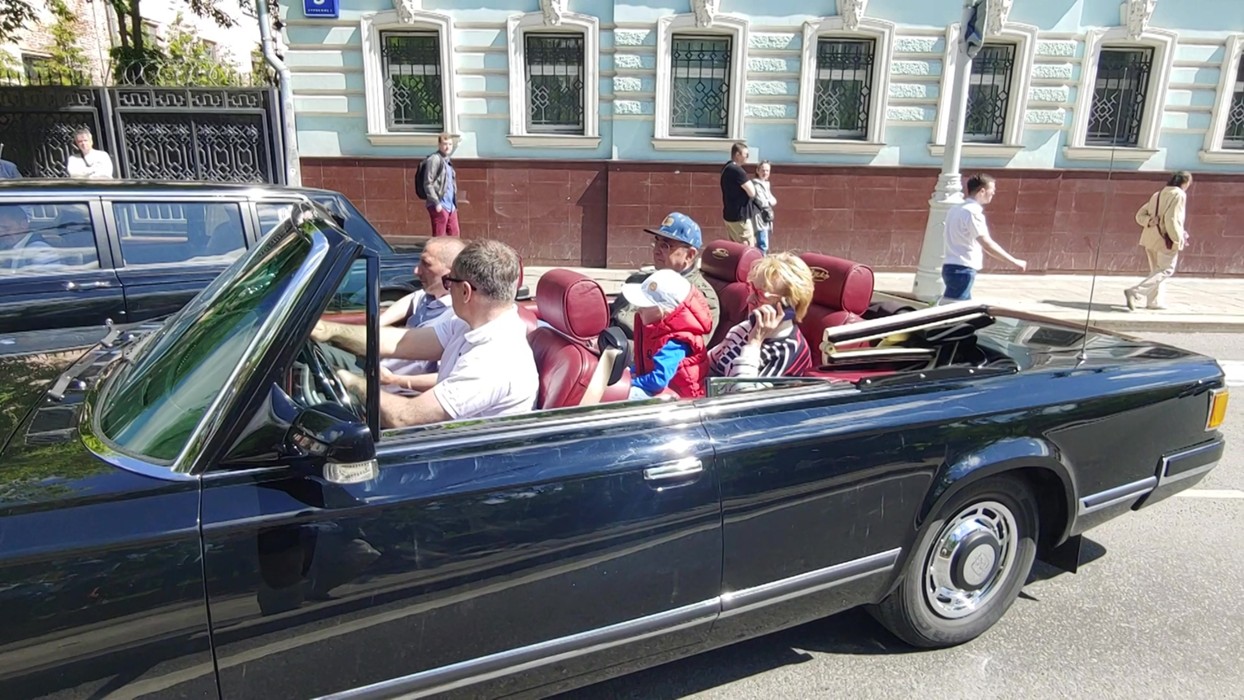 Ретро парад москва. ВАЗ 2103 лимузин кабриолет. Парад ретро транспорта Москва. Парад раритетных автомобилей в Москве. Парад ретро автомобилей в Москве 2023.