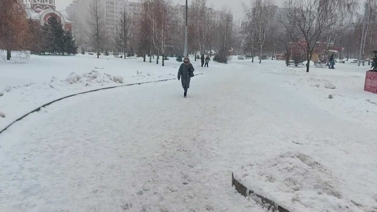 Ваня снежка. Снегопад в Москве. Сугробы в Москве. Накрыло снегом. Погода в Москве.