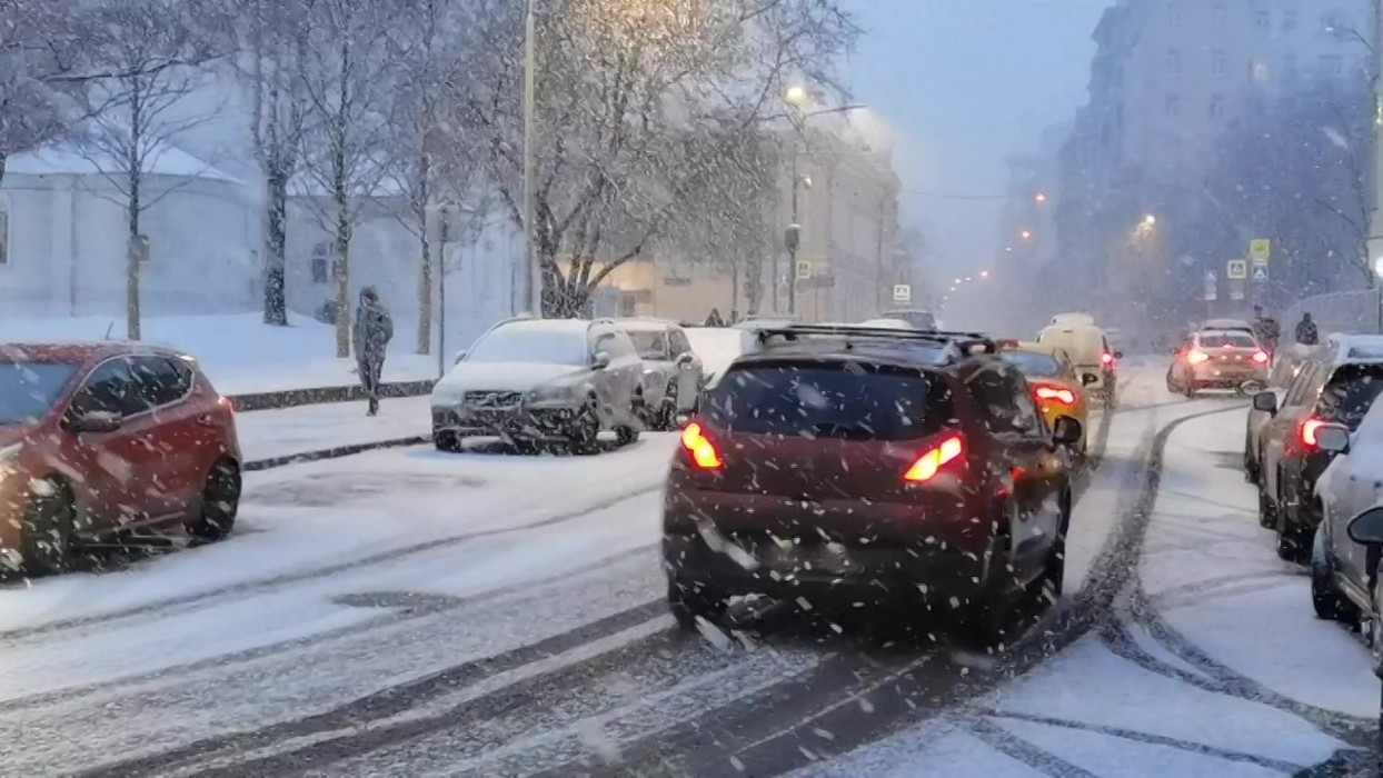 снегтв москве. москва снегопад 2021. снегопад в москве сегодня. красная площадь в снегу. москву накрыл снегопад.