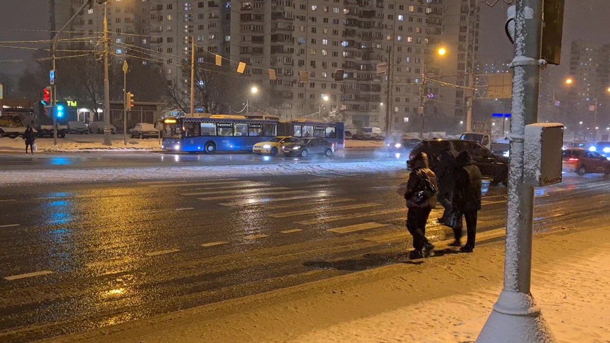 Сегодня снег вечером будет. Вечерний снегопад. Снег в Москве. Снегопад в Москве. Москва вечером.