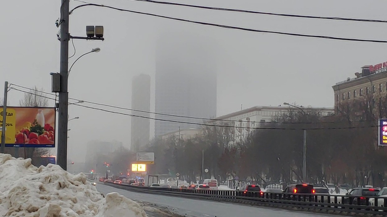 снег в москве. гроза в москве 2017. погода в москве на сегодня. ураган повалил деревья на машины в москве. тропический ливень в москве сегодня.