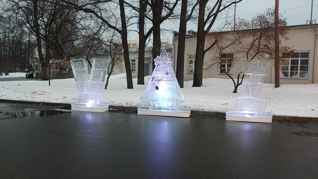ледяные фигуры. ледяные скульптуры алексеевская башня.
