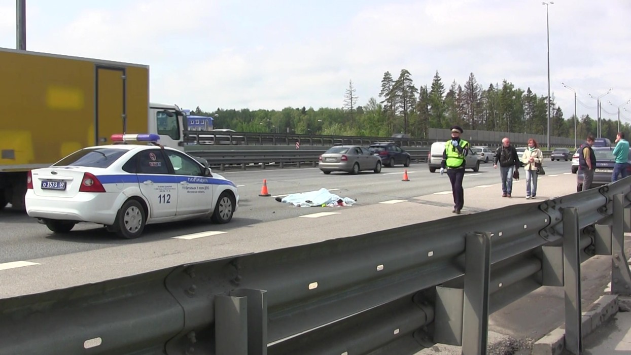 сбили человека на рижской. в струнино сбили человека насмерть. авария на рижском в пскове 15 августа. сбитые люди на рижской. дтп со скорой помощью в москве 10.
