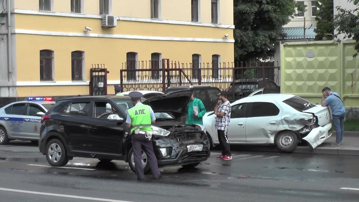 Мотомосква дтп. ДТП Люсиновская. Авария на Люсиновской улице вчера.