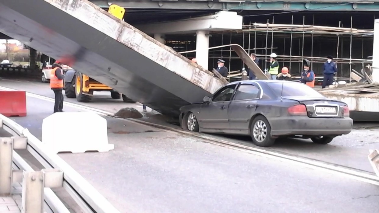 Какой машины падают. Обрушение моста в Москве на Рублевском шоссе.. Падение автомашин с эстакады. Мост обрушился на МКАД.