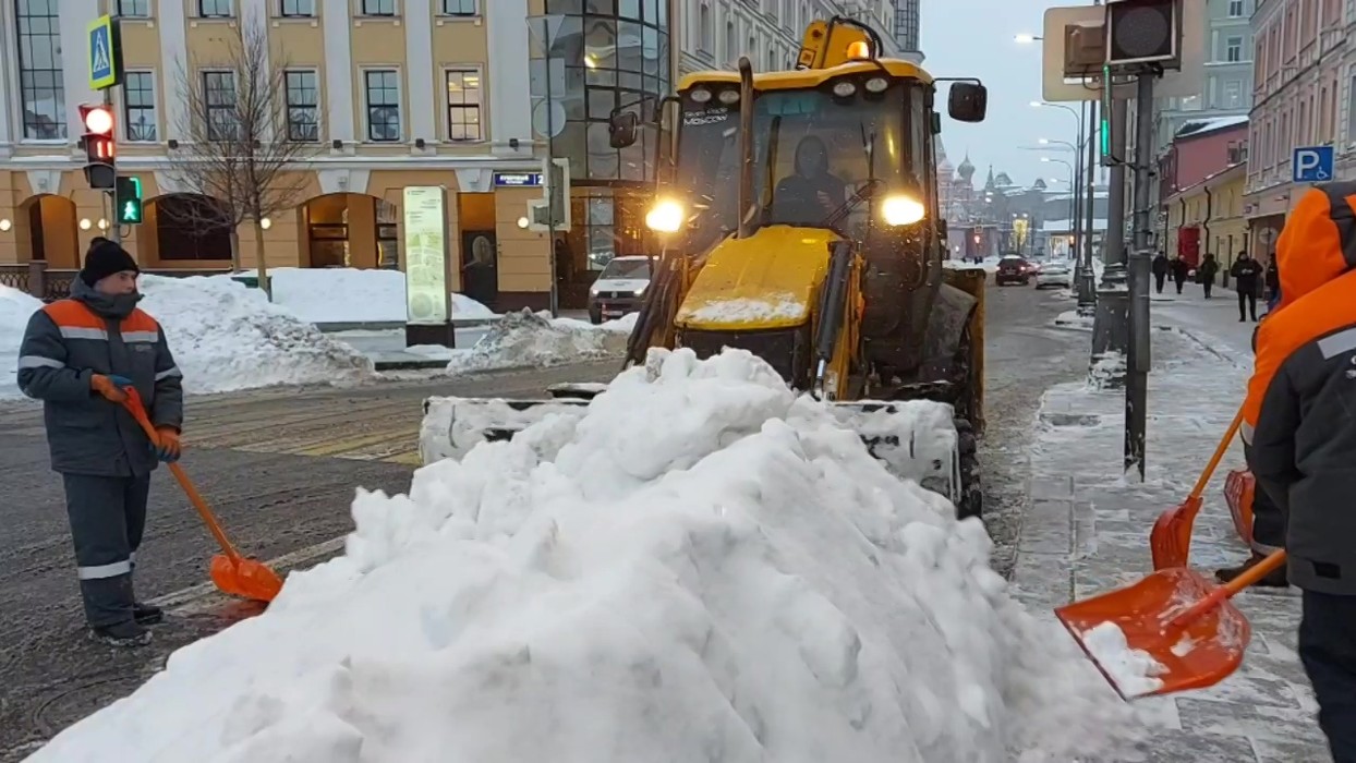 Москва чистят снег. Уборка снега. Коммунальная уборочная техника. Очистка улиц от снега. Уборка снега спецтехникой.
