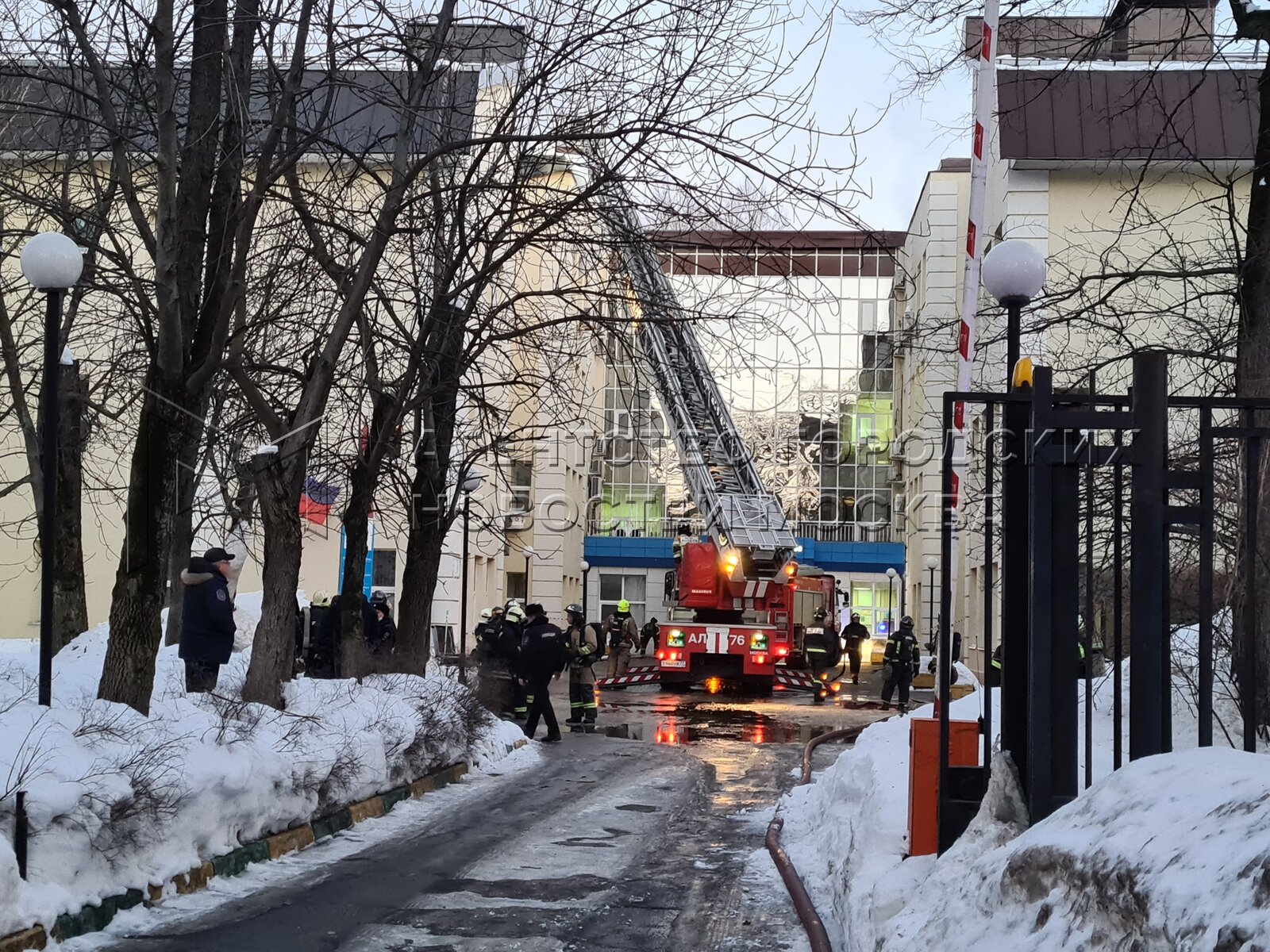 Пожар на юге москвы сейчас каширское шоссе. Пожар каширское шоссе. Каширское шоссе 17 пожар темп. 2022. На юге москвы сейчас.