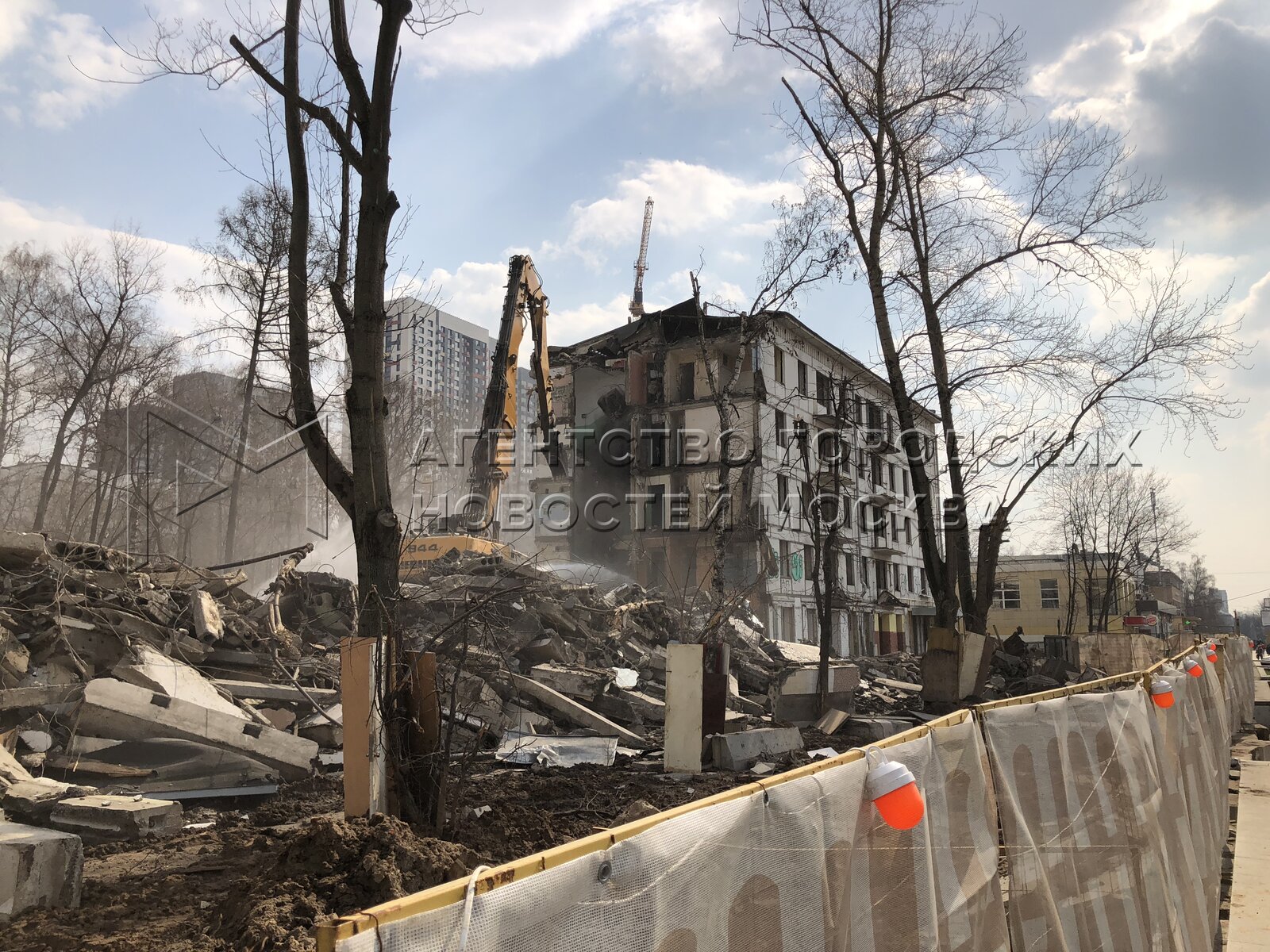 слом зданий. оценка сноса здания. реновация хрущевок в москве. реновация жилья в москве. грязный жилой комплекс.