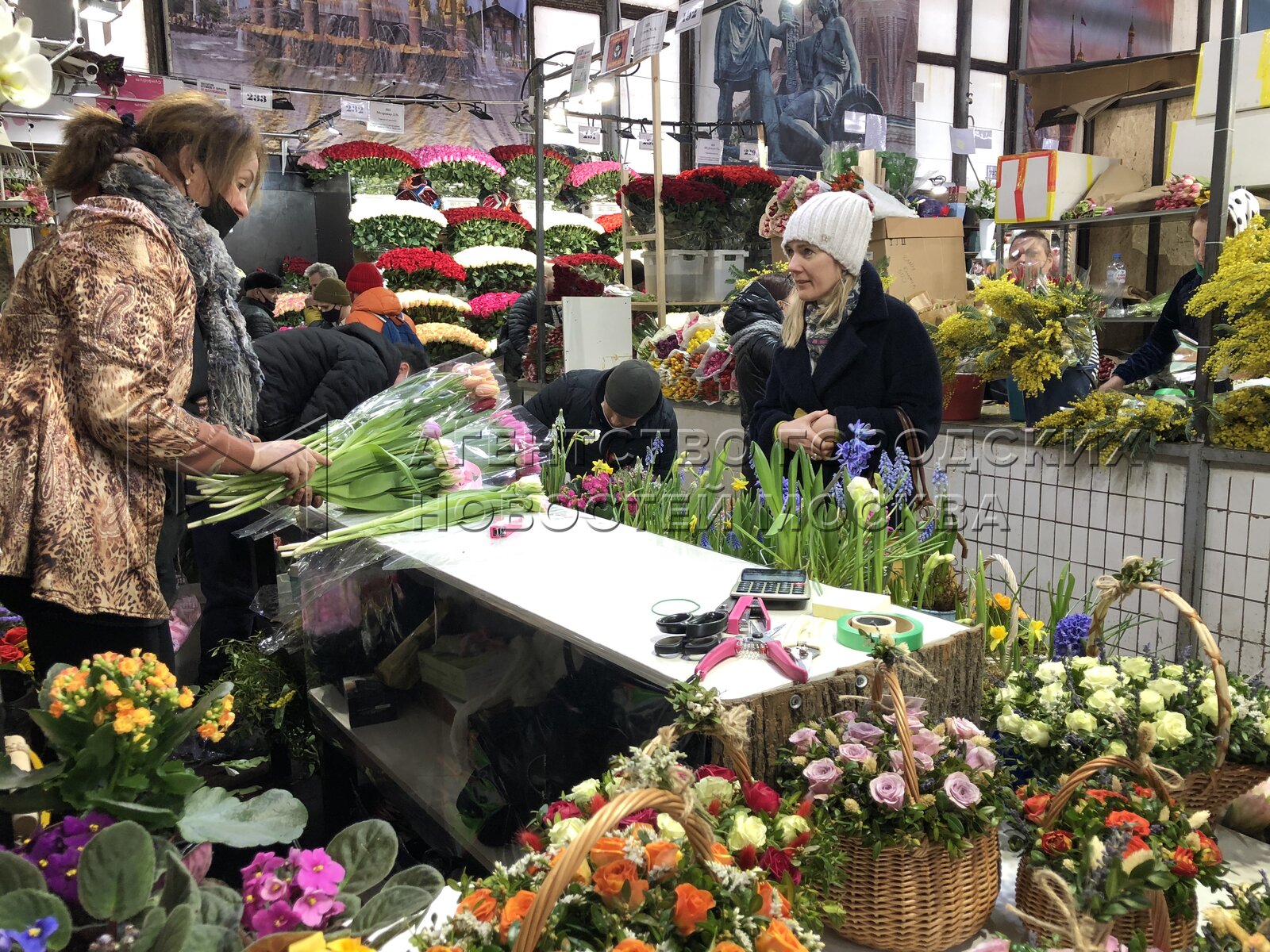 Как работает рижский рынок. Цветочный магазин на Рижской. Рижский цветочный рыно. Рижский вокзал цветочный рынок.