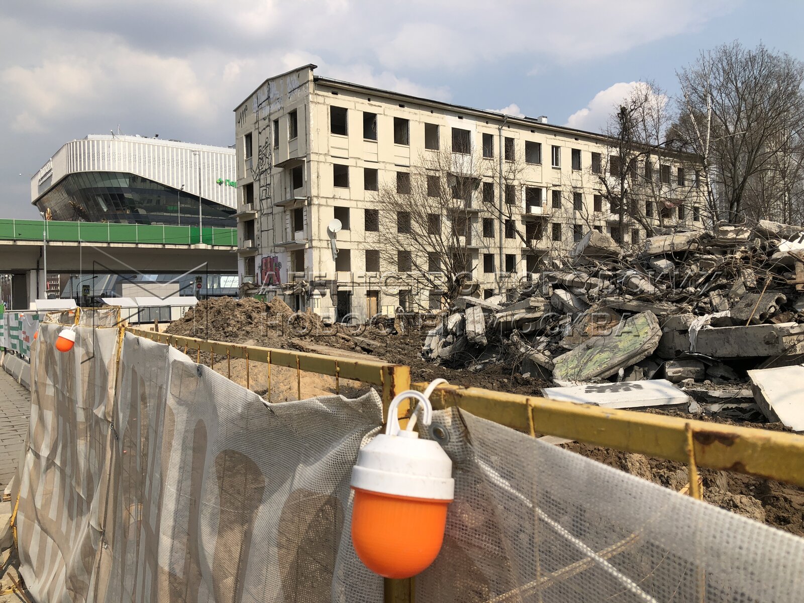 снесенный дом. сносят здание. реновация здания. демонтаж. жк исторический квартал.