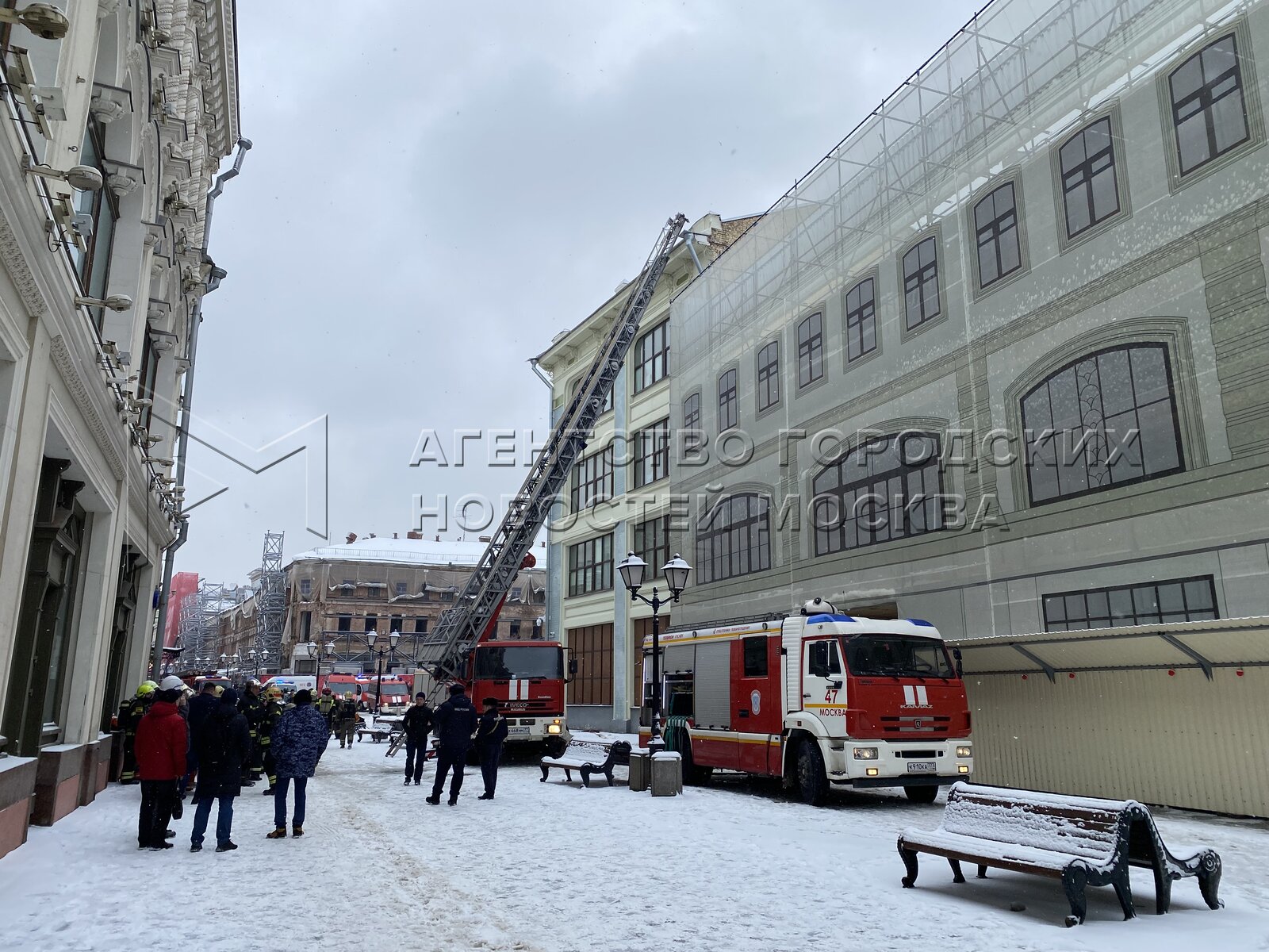 люди на красной площади. пару на красной площади. люди на прогулке. пару на красной площади. красивый ракурс на красной площади.