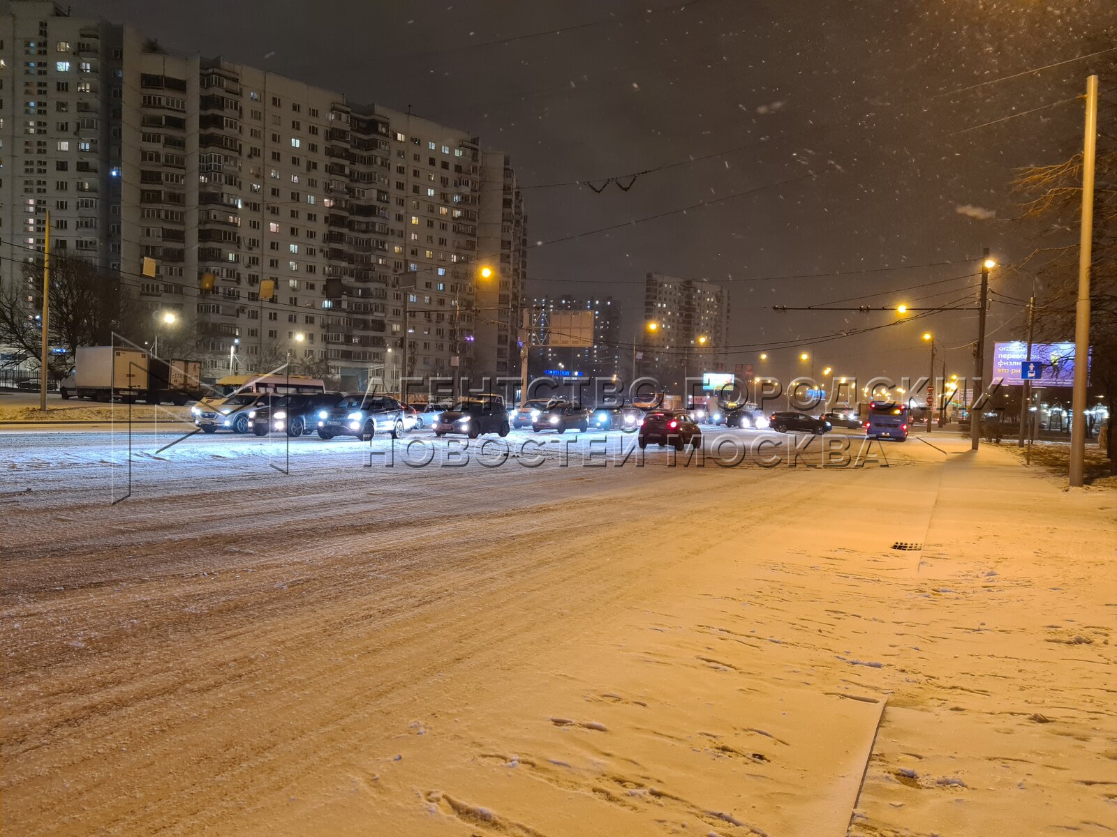 Пятница ночь погода. Снегопад в Москве. Снег в городе. Снегопад Москва вечер. Зимний снегопад в Москве вечером.