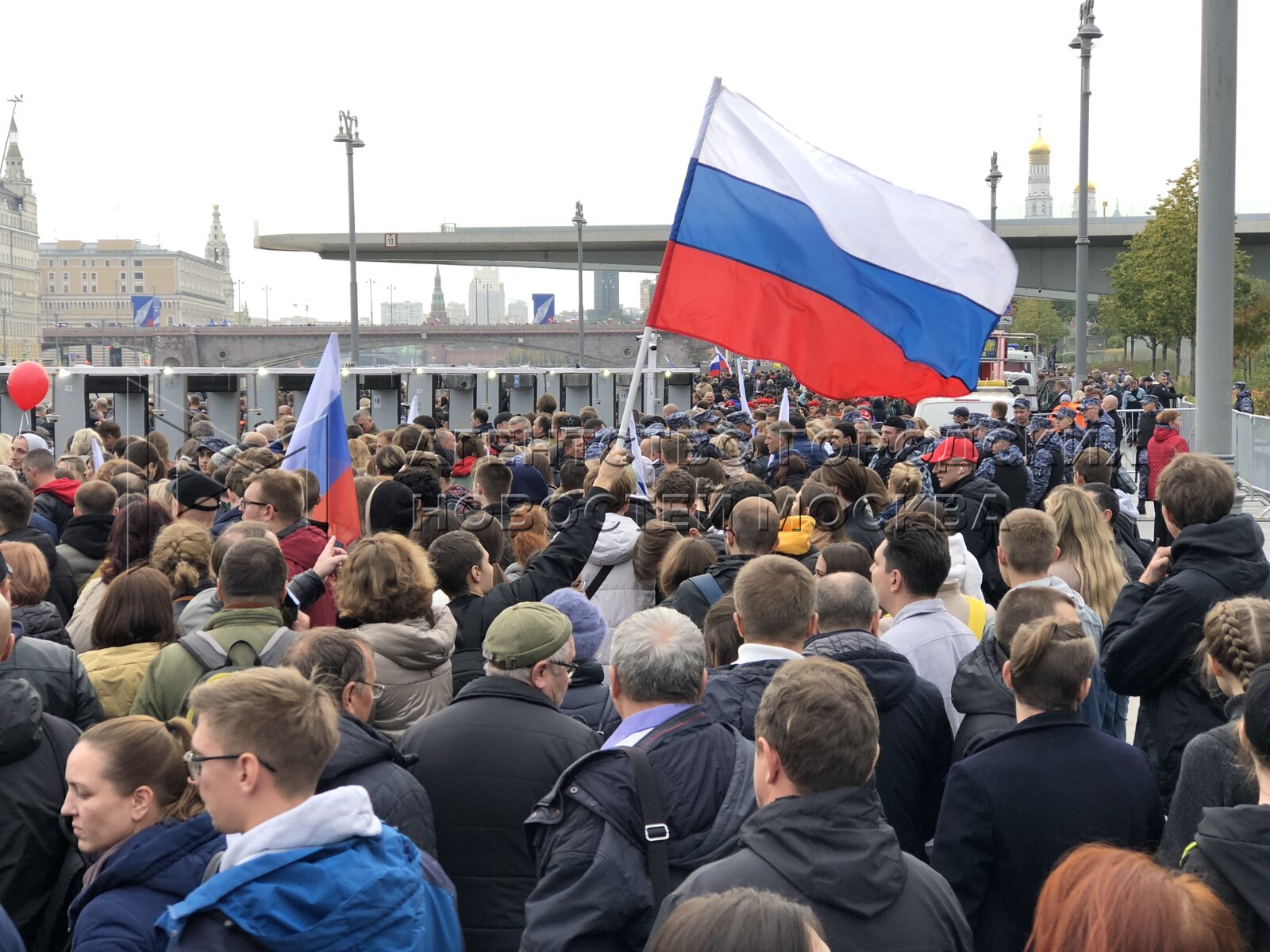 Зимняя демонстрация москва. Митинг концерт. На сцене во время концерта на красной площади. Митинг концерт 30 сентября 2022 красная площадь. Митинг в москве.