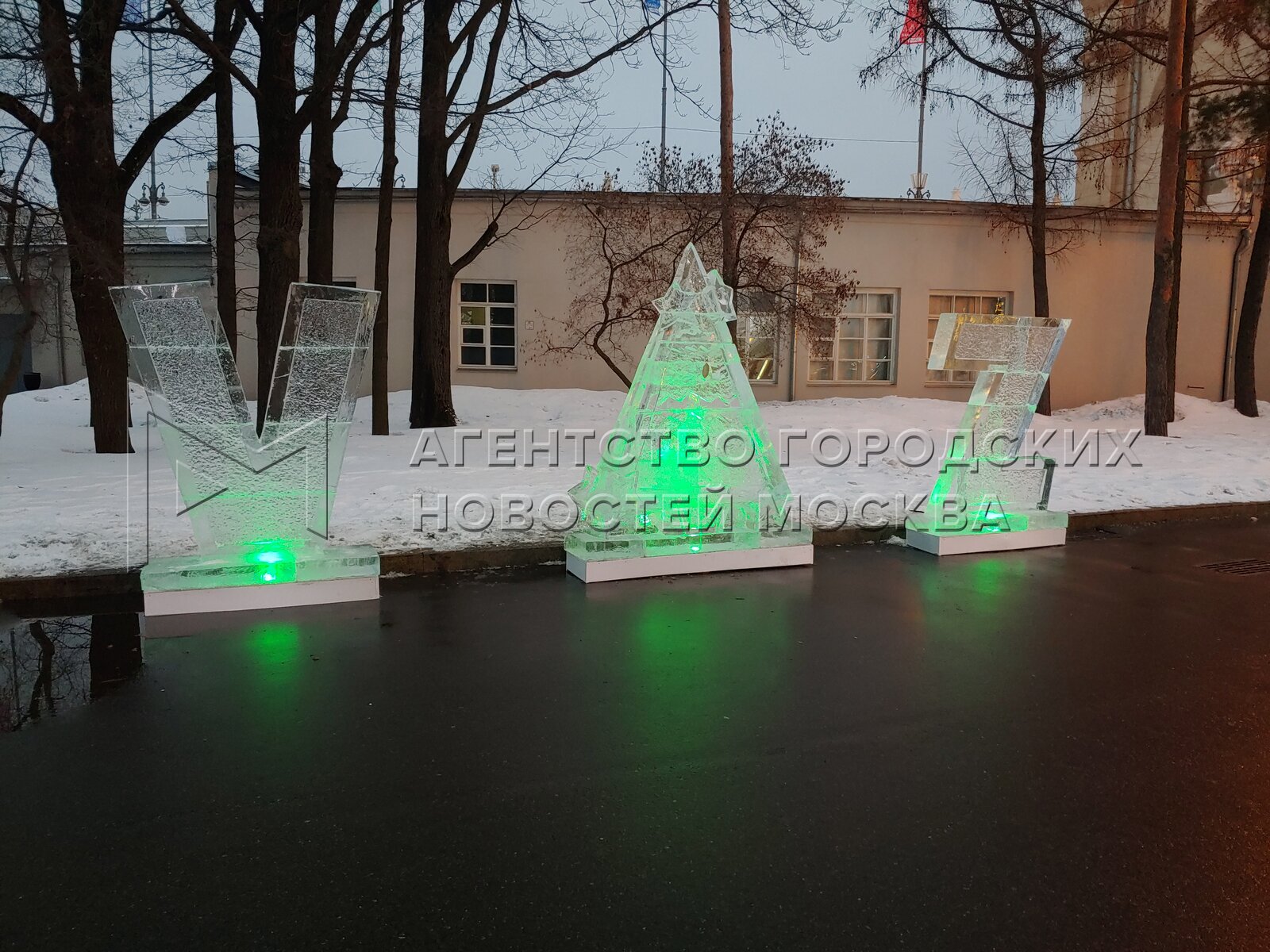 парк сокольники ледяные скульптуры. ледяные горки в москве. ввц ледяные скульптуры. ледяные фигуры томск 2023. ледяные фигуры на вднх 2022.