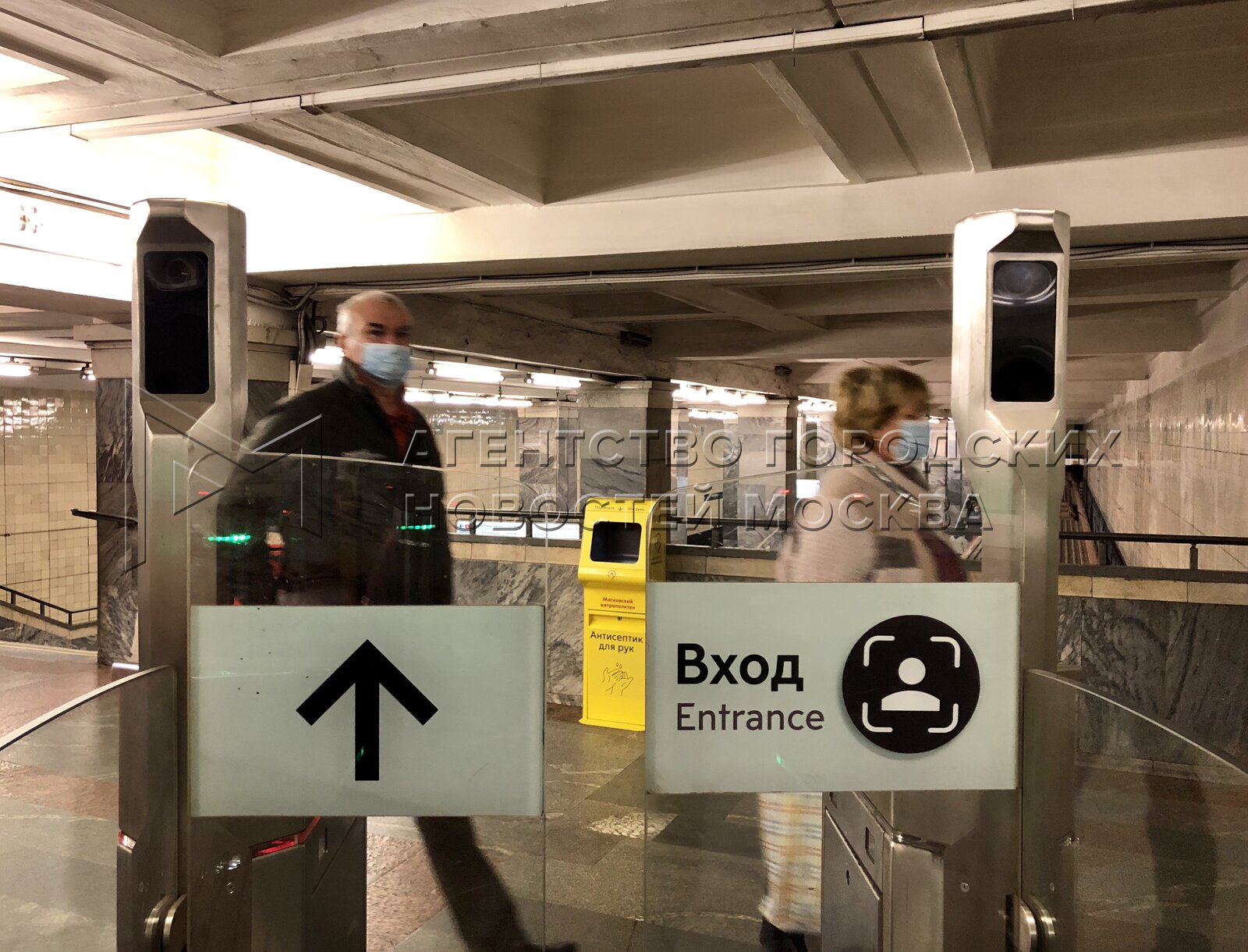 Метро москвы турникеты 2020. Как пройти в метро по биометрии. Как пройти в метро по биометрии. Face pay метро москвы. Турникеты камеры для face pay.