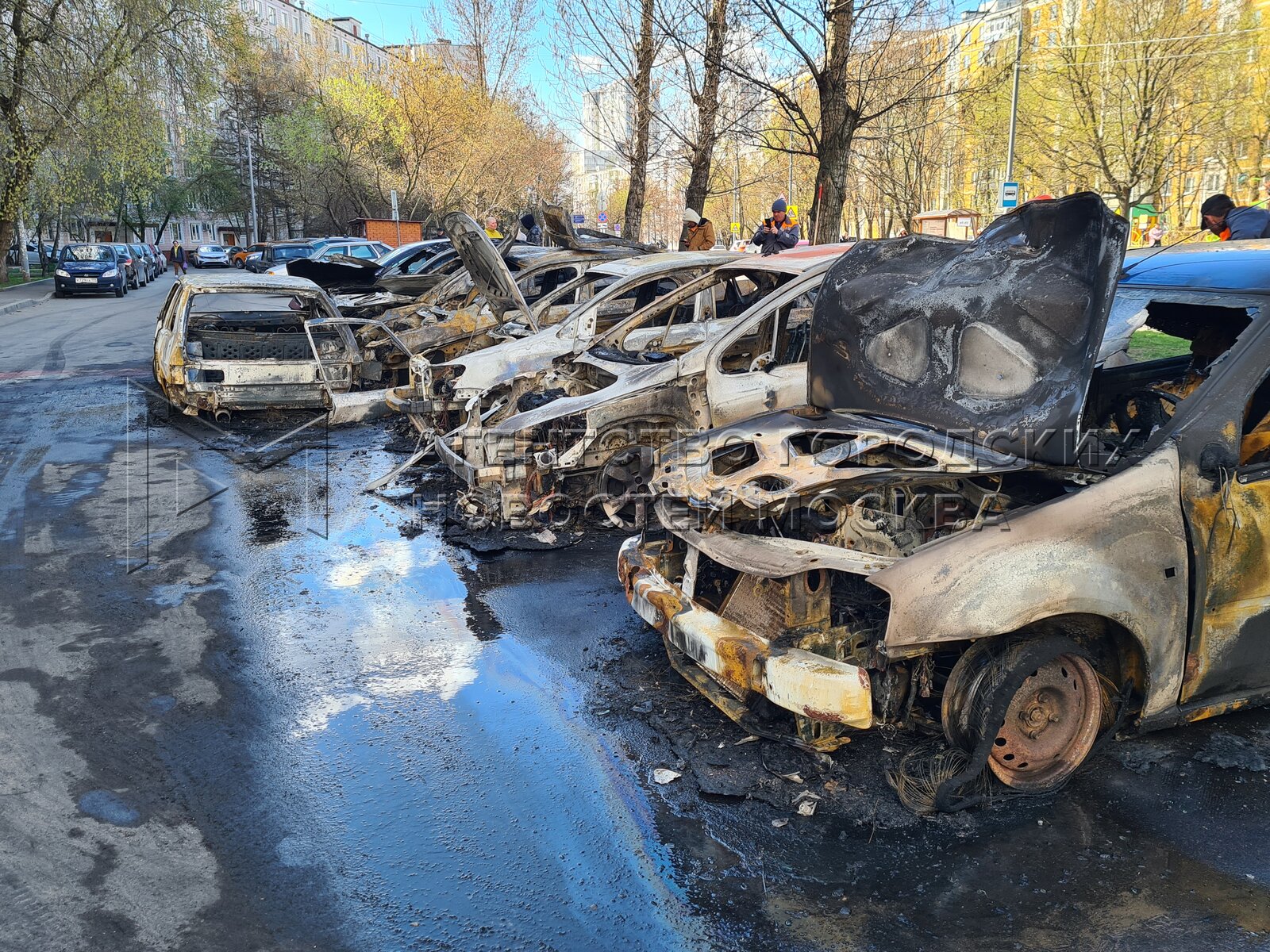 Пожар в москве при иване грозном 1547. Горелая москва. Сгоревшие остовы машин. Горели машины на кустанайской улице. Наполеон в москве 1812.