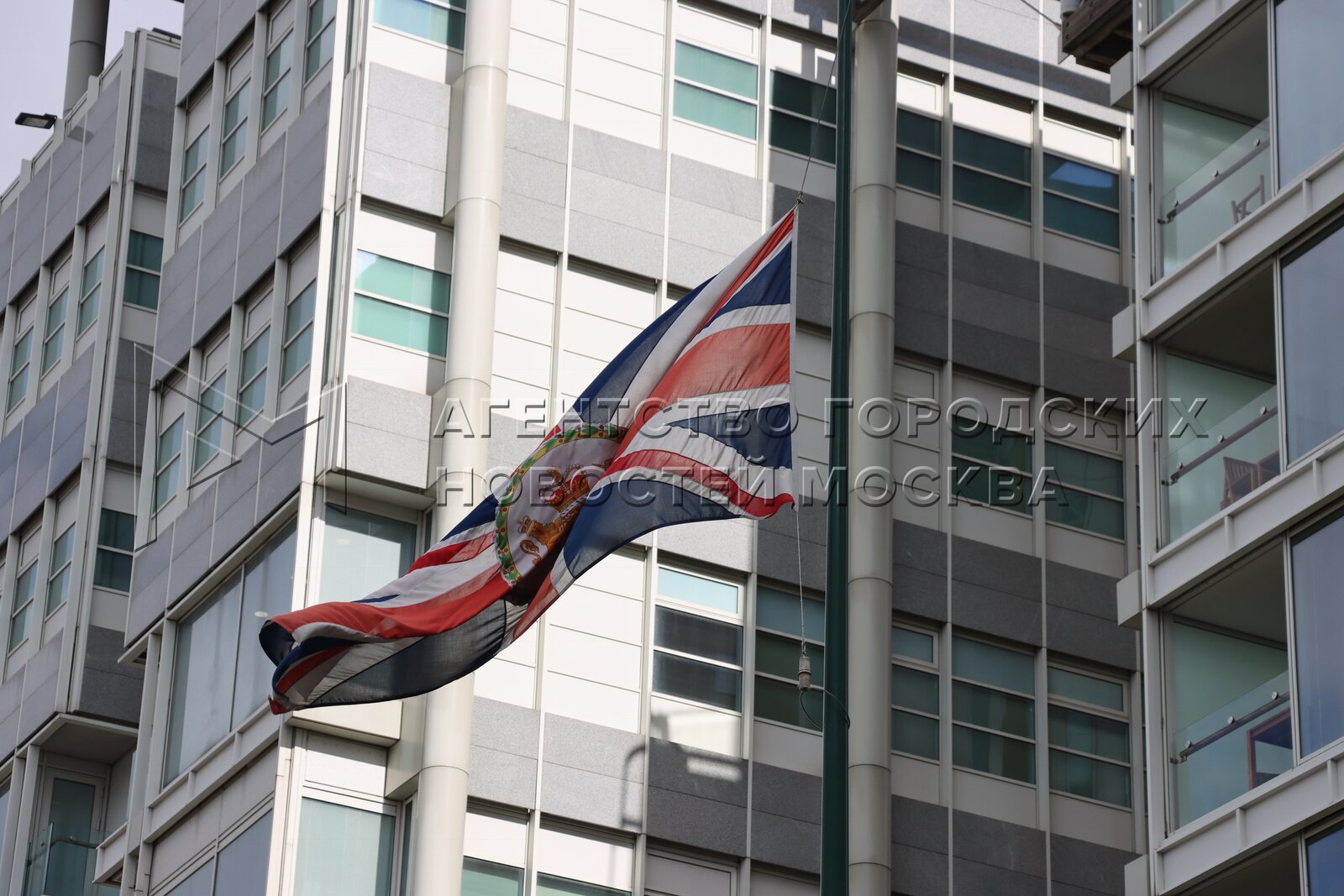 Почему приспущены флаги в великобритании. Посольство Британии в Москве. Посольство Англии в Москве цветы. Приспущенный флаг Британии. Посольство Великобритании в Турции.