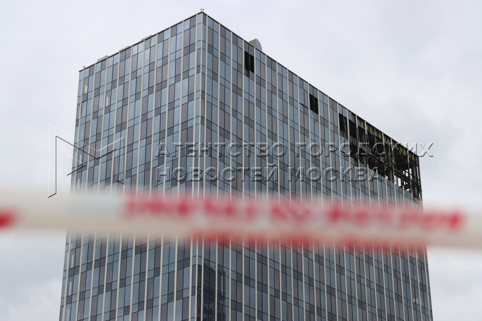 пожар в тц. последствия беспилотника. пятиэтажка фасад. здание небоскреб. последствия беспилотника.