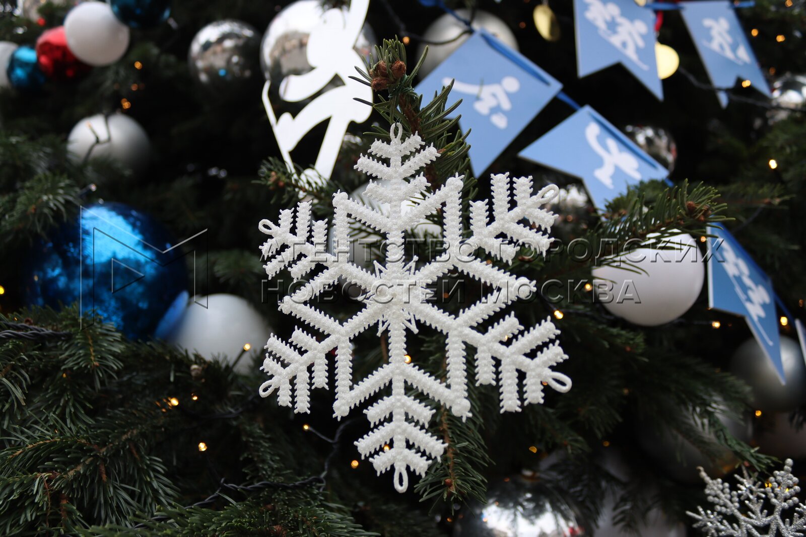 новый год москва декорации. какого числа уберут новогодние украшения в москве. европейский тц 2022 февраль. какого числа уберут новогодние украшения в москве. манежная площадь иллюминация.