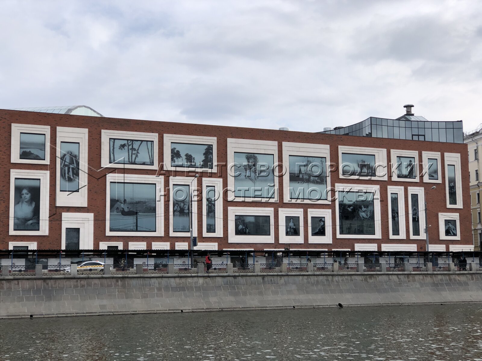 Третьяковская галерея вид с набережной. Кадашевская набережная 10. Новая третьяковка фасад. Причал третьяковский москва. Галерея на кадашевской набережной.