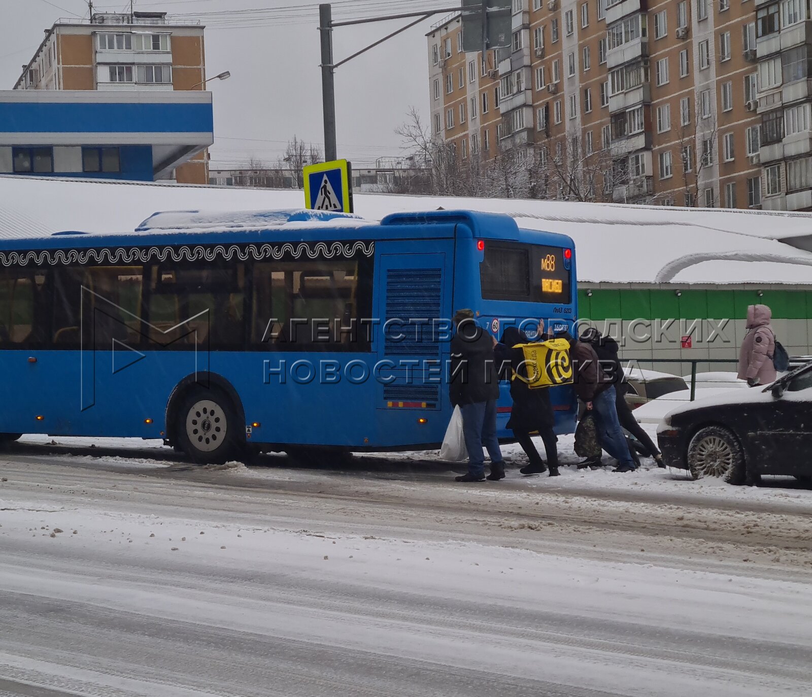Расписание автобуса 921 бирюлево западное царицыно. КОПТЯЩИЙ автобус. Петербурге пассажиры толкали троллейбус.